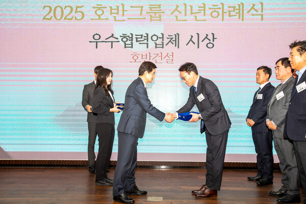 ‘2025 우수 협력업체 시상식’에서 김선규 호반그룹 회장(사진 가운데) 이 ㈜다울산업개발 김인성 대표에게 감사패를 전달했다./2025.3.30.호반