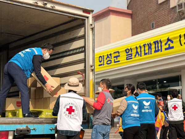 SPC그룹 직원들이 의성군 일시대피소를 찾아 대한적십자사와 함께 구호물품을 전달하고 있다. / 사진=대한적십자사