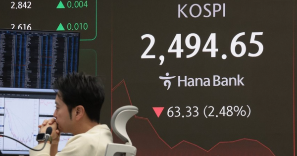 공매도가 전면 재개된 2025년 3월 31일 서울 중구 하나은행 본점 딜링룸 현황판에 코스피 지수 등이 표시되고 있다./사진=연합뉴스