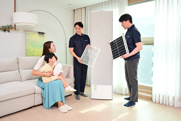 삼성전자 에어컨 설치 전담팀이 에어컨 설치 서비스를 제공하고 있다./사진=삼성전자. 2025.4.1