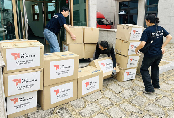 2025년3월31일 티앤씨 재단이 경상북도 의성군에 구호물품을 전달하고 있다./사진=티앤씨재단