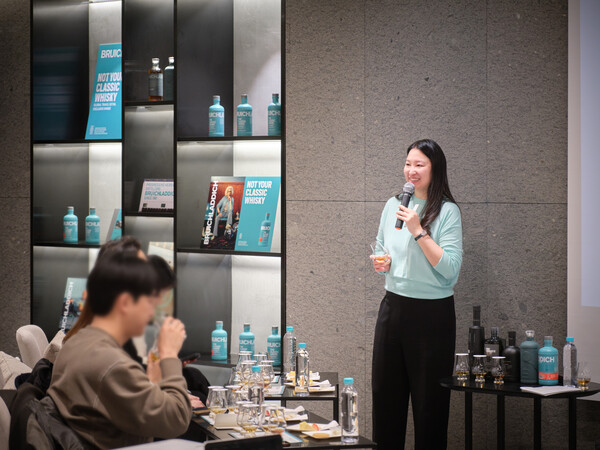 2025년 3월 31일 ‘여행의 끝 위스키’의 저자인 정보연 위스키 칼럼니스트가 서울 중구 신라면세점 서울점에서 VIP 고객을 대상으로 스코틀랜드 대표 위스키 브룩라디 시음회를 하고 있다. /신라면세점