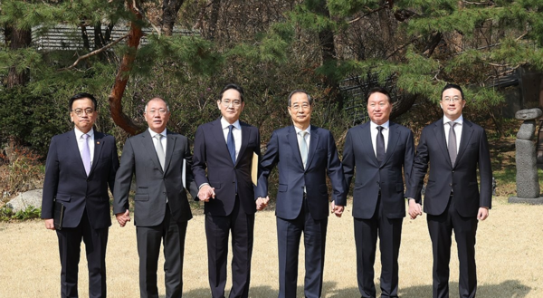 2025년4월 1일 서울 총리공관에서 진행된 경제안보전략TF회의에서 (왼쪽부터) 최상목 경제부총리, 정의선 현대차그룹 회장, 이재용 삼성전자 회장, 한덕수 대통령 권한대행 국무총리, 최태원 SK그룹 회장, 구광모 LG그룹 회장이 기념촬영을 하고 있다./사진=연합뉴스