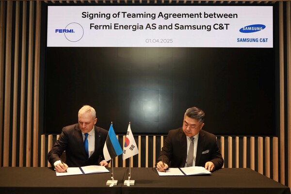 2025년 4월 1일 서울시 중구 서울스퀘어에 위치한 에스토니아 비즈니스 허브에서 열린 '에너지 미션 컨퍼런스'에서 칼레브 칼레멧 페르미 에네르기아 최고경영자(CEO, 왼쪽)와 김정은 삼성물산 건설부문 원전영업팀장 상무가 협약서에 서명을 하고 있다. /삼성물산