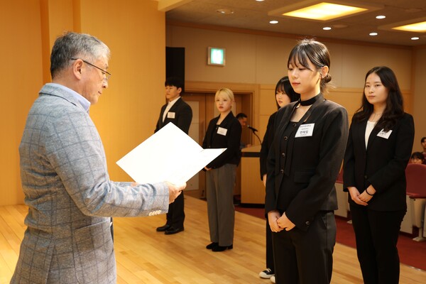 함영준 오뚜기함태호재단 이사장이 1일 강남구 대치동 소재 오뚜기센터에서 ‘제29회 오뚜기함태호재단 장학증서 수여식’에서 학생들에게 장학증서를 전달하고 있다. / 사진=오뚜기