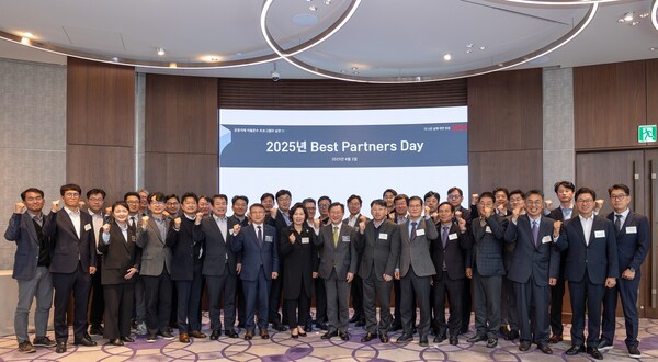 2025년 4월 2일 서울 강남구 삼성동 파크하얏트 서울에서 열린 '베스트파트너스데이'(Best Partners Day)에서 HDC현대산업개발 조태제 대표 최고전략책임자(CSO, 사진 앞줄 왼쪽부터 6번째) 정경구 HDC현대산업개발 대표(8번째) 등 관계자가 기념사진을 촬영하고 있다. /HDC현대산업개발