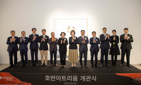 2025년 4월 2일 경기도 과천시 호반아트리움에서 (왼쪽 7번째부터)우현희 호반문화재단 이사장, 김상열 서울신문 회장, 김선규 호반그룹 회장, 김대헌 호반그룹 기획총괄사장, 김민형 호반그룹 커뮤니케이션실 상무, 김민성 호반그룹 기획관리실장, 신계용 과천시장(6번째 ) 등 관계자가 기념사진을 촬영하고 있다. /호반그룹