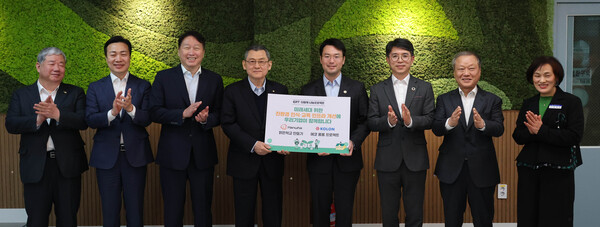 최태원 대한상의 회장이 2025년 4월 2일 대전 진참초등학교에서 진행된 '제6차 다함께 나눔프로젝트'참석자들과 기념촬영을 하고 있다. 왼쪽 세번째부터 최태원 대한상의 회장, 김신연 한화사회봉사단장, 이규호 ㈜코오롱 부회장, 김완섭 환경부 장관./대한상의