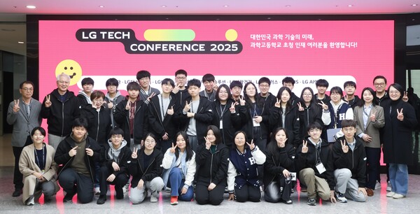 권봉석 ㈜LG 부회장(뒷줄 왼쪽에서 두 번째)이 3일 'LG 테크 콘퍼런스 2025'를 찾은 과학고 영재들과 기념 촬영을 하고 있다./2025.4.3.LG