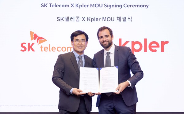 2025년 4월 2일 서울 롯데호텔에서 신용식 SK텔레콤 AIX 사업부장(왼쪽)과 케플러 공동 창업자인 장 매이니어 회장이 양해각서에 서명하고 기념 촬영을 하고 있다./사진=SKT