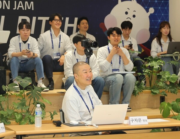 2024년 9월 27일, 안양 LS타워에서 개최된 LS Future Day에서 구자은 LS그룹 회장(가운데)이 신사업 아이디어 분야에 멘토로서 참여해 발표를 듣고 있다./LS