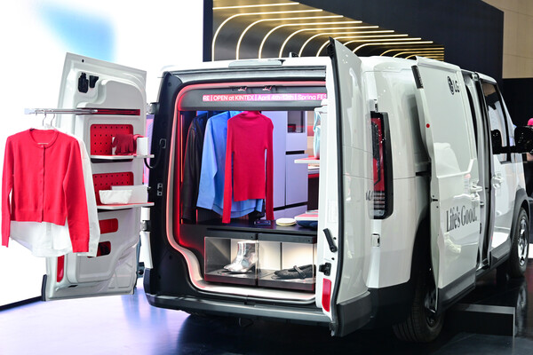 LG전자가 2025년4월3일 경기도 고양시 킨텍스에서 열린 2025 서울모빌리티쇼에서 선보인 슈필라움 스튜디오. LG전자 가전과 AI 허브 'LG 씽큐 온'을 탑재한 1인 사업가용 모빌리티로, 패션 브랜드 팝업 스토어 등 원하는 목적에 맞게 활용할 수 있다./사진=LG전자