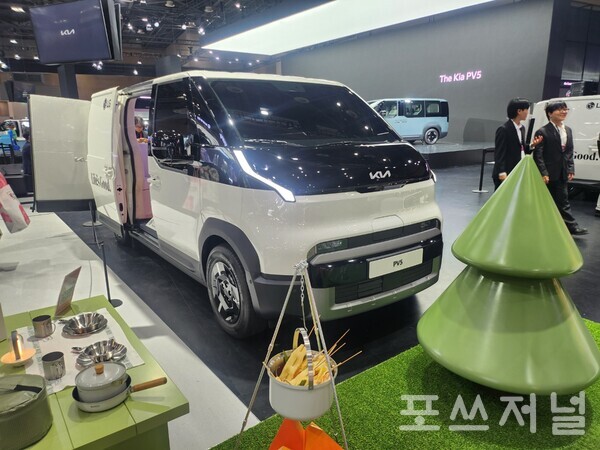 2025년 4월 3일 경기도 고양시 킨텍스에서 열린 '2025서울모빌리티쇼' 미디어데이 기아 부스에 전시된 PV5 스필라움 글로우캐빈의 모습이다. /사진=송신용 기자