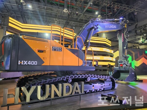 2025년 4월 3일 경기도 고양시 킨텍스에서 열린 '2025서울모빌리티쇼' 미디어데이 제네시스 부스에 전시된 40t(톤)급 '현대'(HYUNDAI) 굴착기(HX400) 모습이다. /사진=송신용 기자