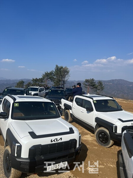 2025년 4월 1일 강원도 인제에서 기아 타스만을 타고 임도 코스를 주행해 산길을 올랐다./사진=김지훈 기자