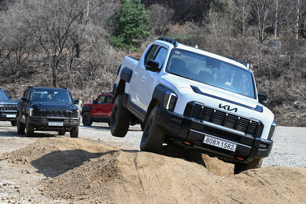인공언덕을 주행하는 타스만./기아