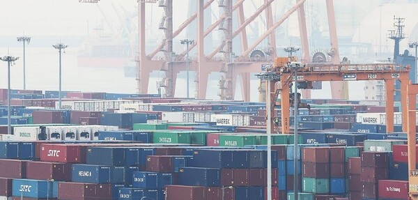 미국의 상호관세가 발효된 2025년 4월 9일 경기도 평택항에 컨테이너가 쌓여 있다./연합