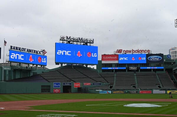 LG전자가 미국의 명문 프로야구팀 보스턴 레드삭스 홈 구장 '펜웨이 파크'에 메인 스코어 보드 등 차별화된 디스플레이 솔루션을 공급했다. 사진은 펜웨이 파크 곳곳에 LG전자의 LED 사이니지가 설치된 모습./2025.4.5. LG전자