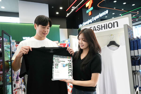 세븐일레븐은 패션 PB로 '세븐셀렉트 수피마 티셔츠' 2종을 첫 선을 보인다./사진=세븐일레븐. 2025.4.7