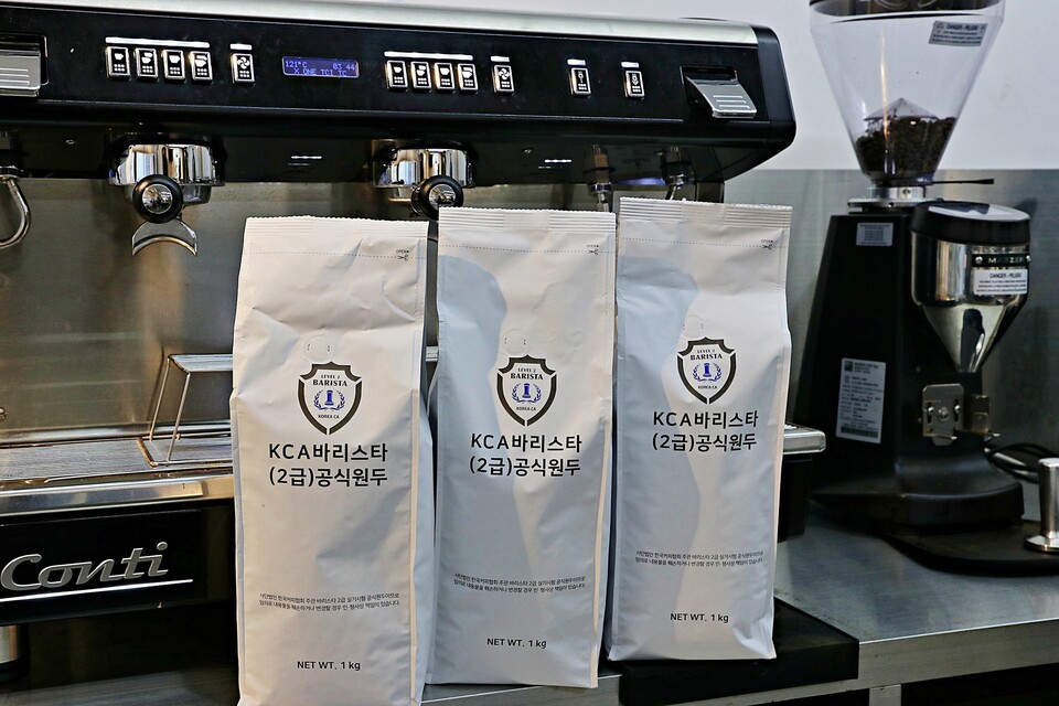 한국커피협회 주관 바리스타 2급 자격시험 공식 원두 공급사로 선정된 롯데웰푸드의 원두 제품,. 2025.4.7./사진=롯데 웰푸드