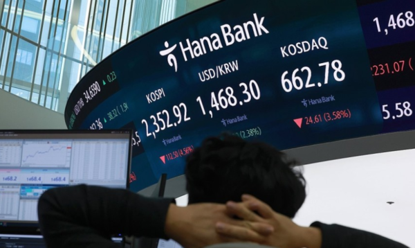 7일 서울 중구 하나은행 본점 딜링룸에서 딜러들이 업무를 보고 있다./사진=연합뉴스