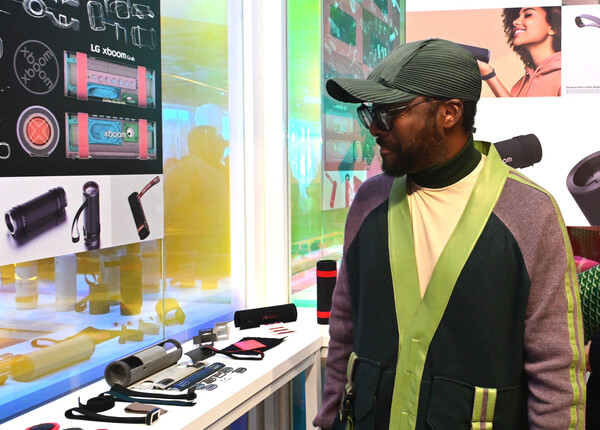 윌아이엠이 2025년 4월 7일 서울 영등포구 그라운드220에서 엑스붐 신제품을 둘러보고 있다. / 사진=LG전자