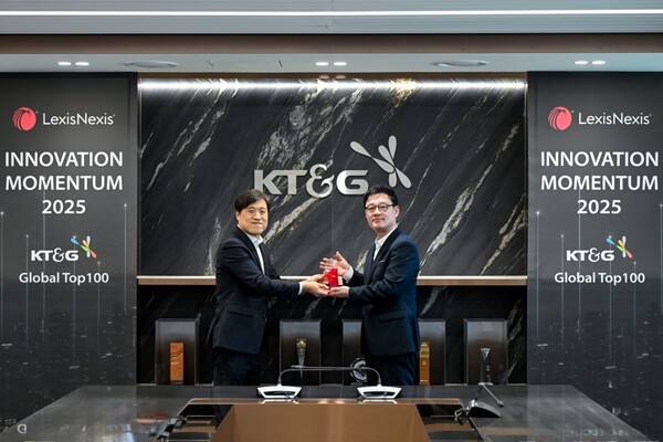 한정호 KT&G NGP개발센터장(오른쪽)과 안형진 렉시스넥시스 한국영업대표가 2025년 4월 4일 글로벌 100대 혁신기업 시상식에서 기념사진을 찍고 있다. / 사진=KT&G