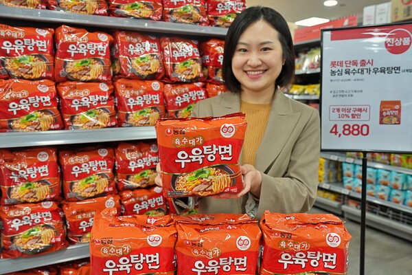 이영주 MD가 롯데마트 제타플렉스 잠실점 라면 코너에서 단독 출시 상품 '우육탕면'을 홍보하고 있다./사진=롯데마트. 2025.4.8