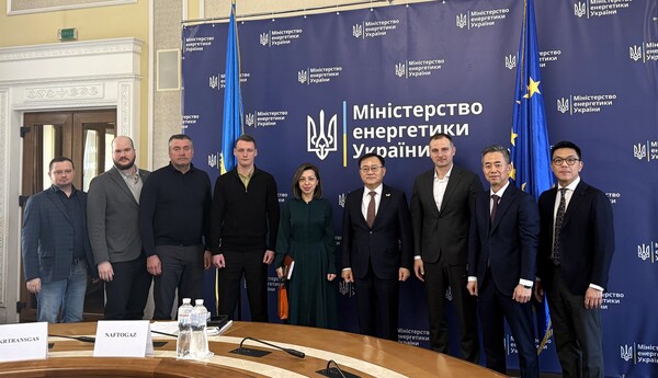 명노현 LS 부회장(오른쪽 네 번째)이 2025년 4월 초, 우크라이나 키이우에서 에너지부, 농업정책·식품부, 경제부 인사들과 만나 상호협력 방안을 논의 한 뒤 기념촬영을 하고 있다./사진=LS