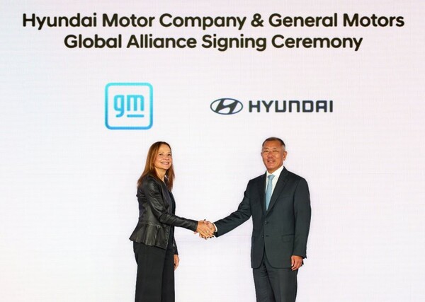 2024년 9월 정의선 현대자동차그룹 회장(오른쪽)이 메리 바라 제너럴모터스(GM) 회장 겸 최고경영자(CEO)와 업무협약을 체결한 뒤 기념촬영을 하고 있다./사진=현대차그룹