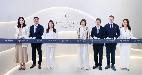 호텔신라가 서울신라호텔에서 ‘끌레드뽀 보떼 스파’ 그랜드 오프닝 행사를 가졌다. 이정호 호텔신라 호텔&레저 부문장(우측에서 세 번째), 니콜 탄(Nicole Tan) 시세이도 아시아 퍼시픽 대표(우측에서 네 번째), 양근혜 시세이도 코리아 대표(우측에서 다섯 번째) 등 관계자들이 참석한 가운데 기념 촬영을 하고있다./2025.4.9.호텔신라