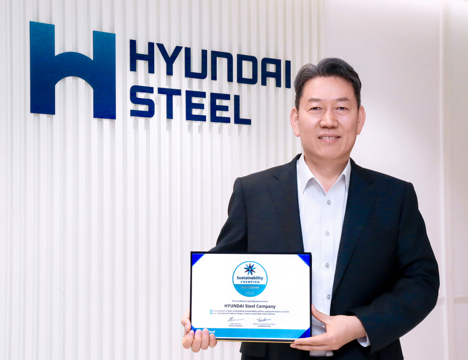 서강현 현대제철 사장이 세계철강협회로부터 수상한 '2025 WSA 지속가능성 챔피언 인증서'를 들고 있다. 2025.4.9./사진=현대제철
