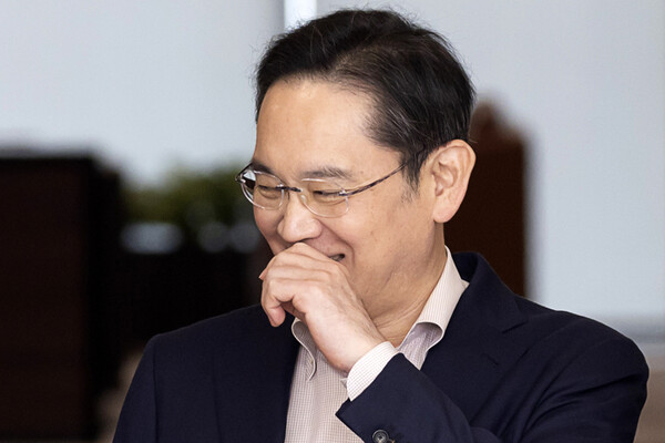 2025년 4월 9일 일본 출장을 마친 이재용 삼성전자 회장이 서울김포비즈니스항공센터(SGBAC)를 통해 귀국하고 있다./사진=연합뉴스