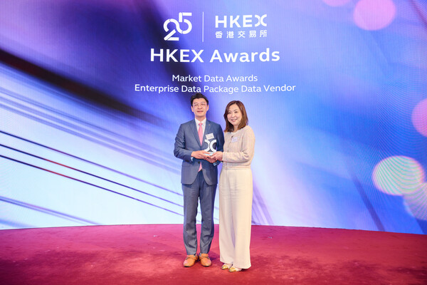 2025년 4월 8일 홍콩 현지에서 개최된 ‘HKEX 어워즈 2024’에서 미래에셋증권 디지털부문 안인성 대표가 상을 수상하고 있다./사진=미래에셋증권