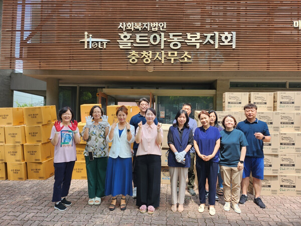 2025년 3월 엘지유니참 관계자들이 대전 중구 홀트아동복지회 충청사무소에서 위생용품을 기부하고 기념사진을 촬영하고 있다. /LG생활건강