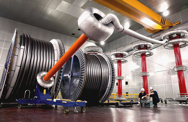 2025년4월10일 LS전선 직원이 경상북도 구미 공장에서 초고압 전력케이블 테스트를 진행하고 있다./사진=LS전선