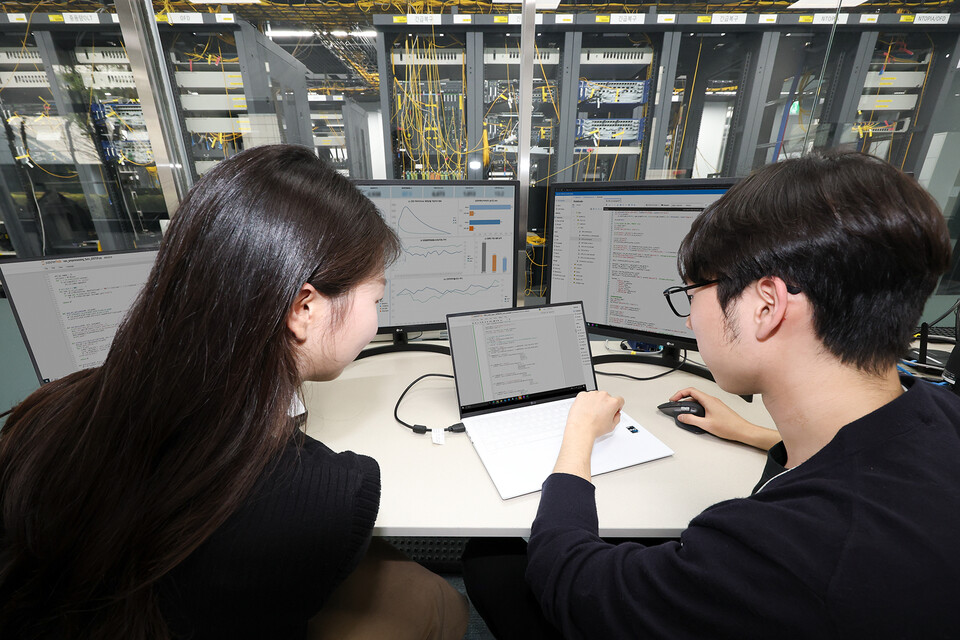 KT 직원들이 인공지능(AI)을 활용한 선제적 품질 혁신을 통해 네트워크 사항을 점검하고 있다. 2025.4.10./사진=KT