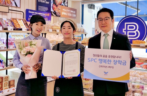 SPC행복한장학금 장학생으로 선발된 학생(가운데)과 가맹점 대표, SPC행복한재단 관계자가 파리바게뜨 안산라성점에서 기념촬영을 하고 있다. / 2025.04.10. SPC그룹