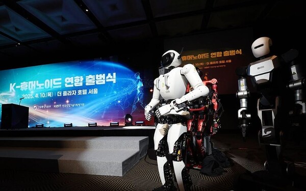 2025년 4월 10일 서울 중구 플라자호텔에서 열린 K-휴머노이드 연합 출범식에 에이로봇, 레이보우로보틱스, 로브로스, 블루로빈의 휴머노이드 로봇이 전시돼있다./연합뉴스