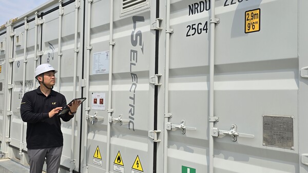 LS일렉트릭 관계자가 일본 홋카이도에 설치돤 계통연계 ESS를 점검하고 있다./사진=LS일렉트릭. 2025.4.11