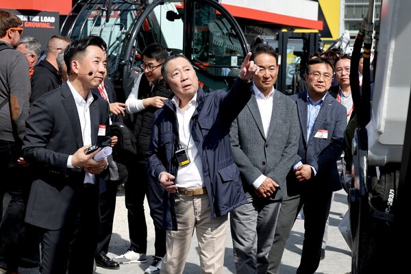 박정원 두산그룹 회장(왼쪽 두 번째)이 독일 건설기계 전시회 ’바우마 2025’를 찾아 두산밥캣 부스를 유심히 살펴보고 있다./2028.4.14.두산