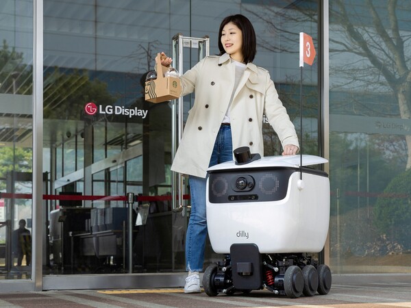 LG디스플레이 직원이 자율주행 로봇 배달 서비스를 통해 배달된 음료를 수령하고 있다.