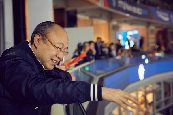 2025년 4월 11일 대전 한화생명 볼파크를 방문한 한화그룹 김승연 회장이 이글스 경기를 찾은 팬들과 인사하고 있다./사진=한화그룹