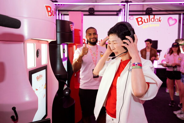 불닭소스 디지털 체험존에서 코첼라 축제를 즐기고 있는 김정수 부회장./삼양식품