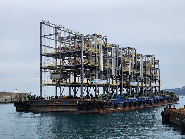 샤힌 패키지-2 현장 설치를 위해 해상 이동 중인 PAU 모듈(Pre-Assembled Units Module)의 모습이다. /2025.4.14 현대엔지니어링