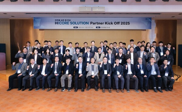 2025년 4월 11일 당진 현대제철 연수원에서 'H CORE SOLUTION Partner Kick Off 2025'의 참석자들이 기념촬영을 하고 있다./사진=현대제철