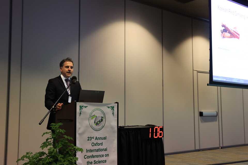 혈관 분야 전문가이자 미국 발리안스 클리니컬 리서치(Valiance Clinical Research) 소속의 아미르 라피(Amir Rafie) 박사(의사)가 미국 국제천연물과학회에서 발표하는 모습. 2025.4.15./사진=KGC인삼공사