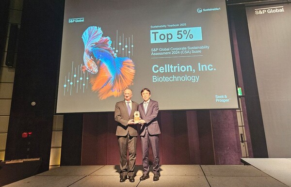 2025년 4월 15일 서울 중구 웨스틴조선호텔에서 열린 ‘지속가능연감 2025’ 연례 포럼 시상식에서 이동진 셀트리온 지속가능경영실장(사진 오른쪽)이 주최측으로부터 트로피를 받고 있다. /셀트리온