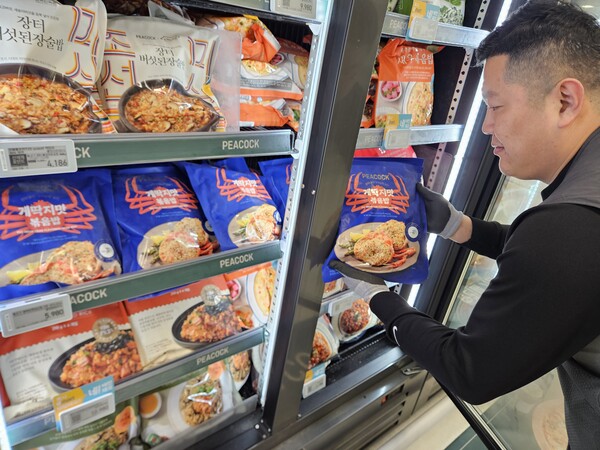 피코크X영덕붉은대게 콜라보 상품 매대 / 사진=이마트