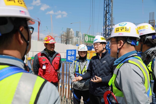 2025년 4월 15일 서울 서초구 반포3주구 재건축 현장에서 안병철 삼성물산 최고안전보건책임자(가운데)가 현장 근로자들에게 추락위험 작업에 대한 주의사항을 전달하고 있다. /삼성물산